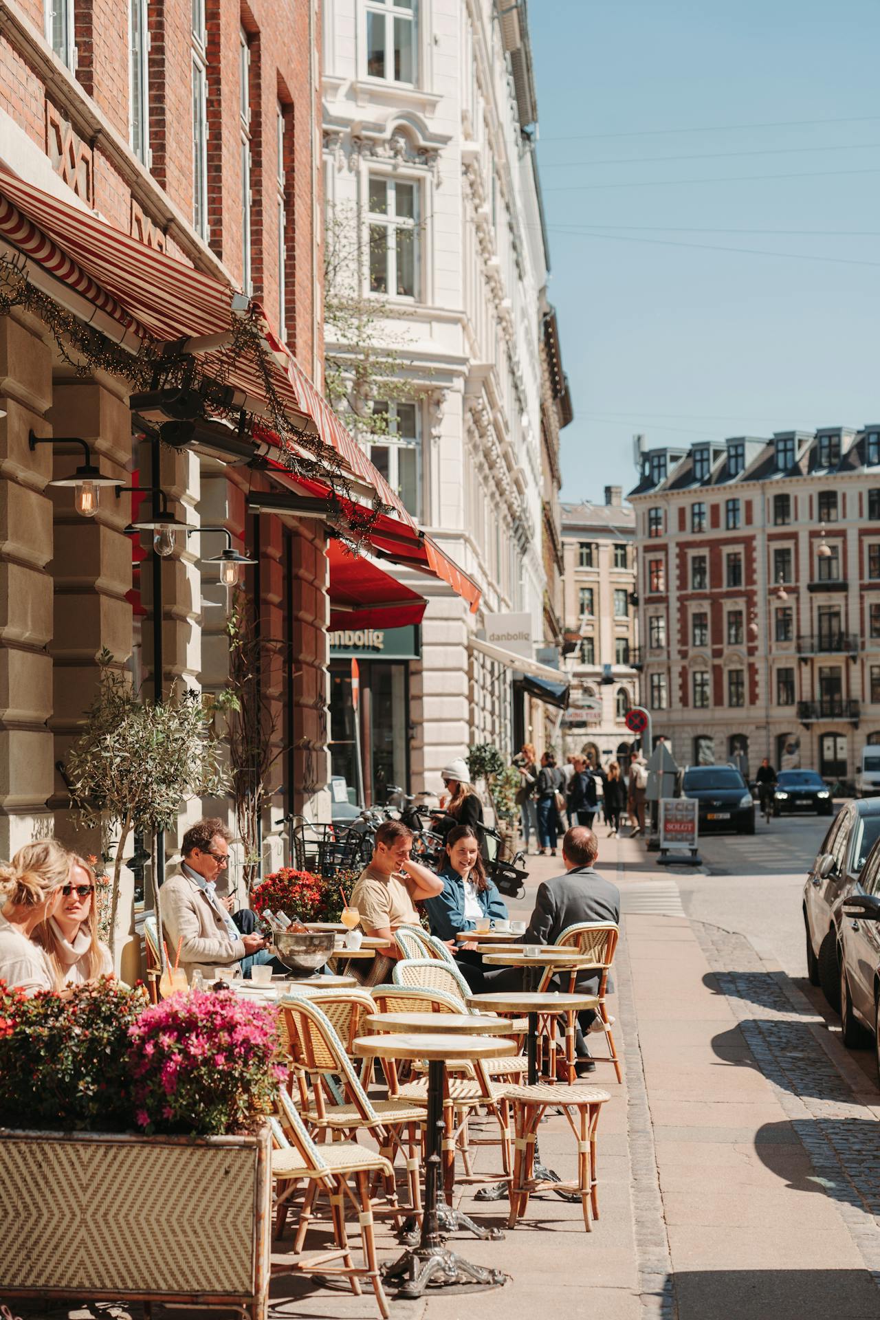 cafes close to BaseStack Bryggen apartments and studios